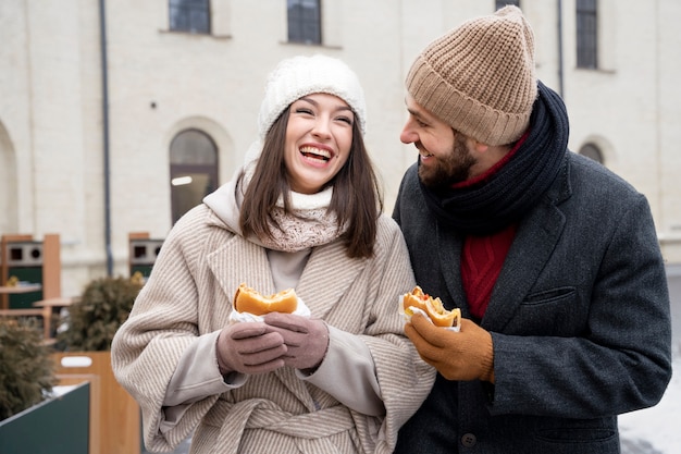 Kostenloses Foto freunde, die nach der wiedervereinigung burger im freien essen