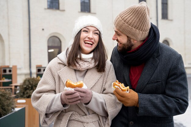 Freunde, die nach der Wiedervereinigung Burger im Freien essen