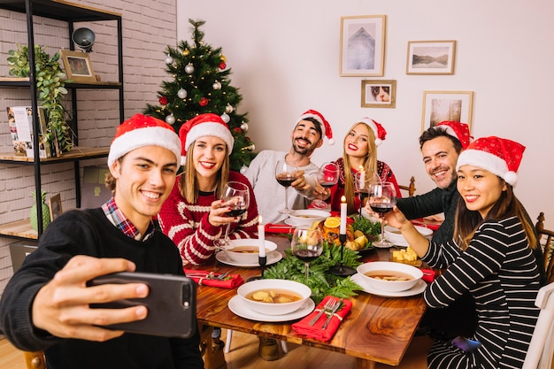 Freunde, die selfie am Weihnachtsessen nehmen