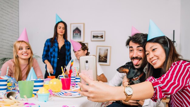 Freunde, die selfie an der Geburtstagsfeier nehmen