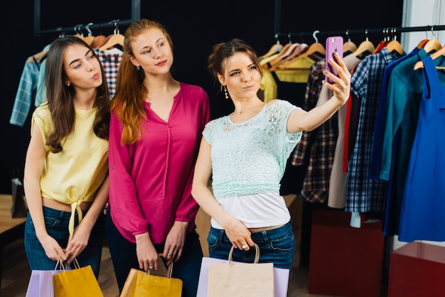 Freunde, die selfie im Geschäft nehmen