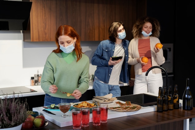 Kostenloses Foto freunde, die sich während der covid auf der party amüsieren