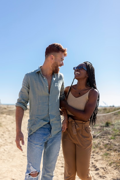 Freunde, die Spaß am Meer haben