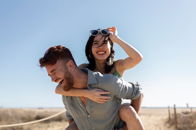 Freunde, die Spaß am Meer haben