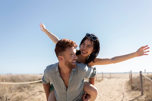 Freunde, die Spaß am Meer haben