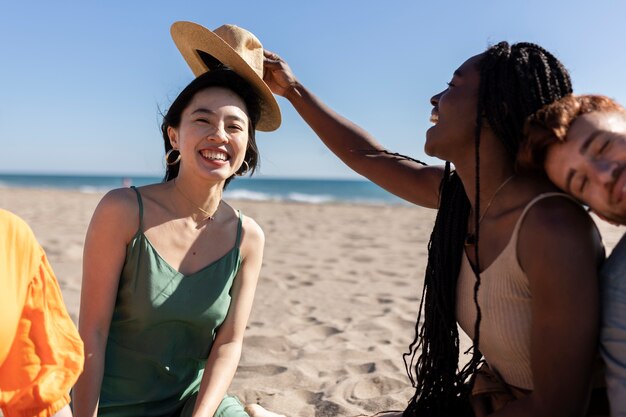 Freunde, die Spaß am Meer haben