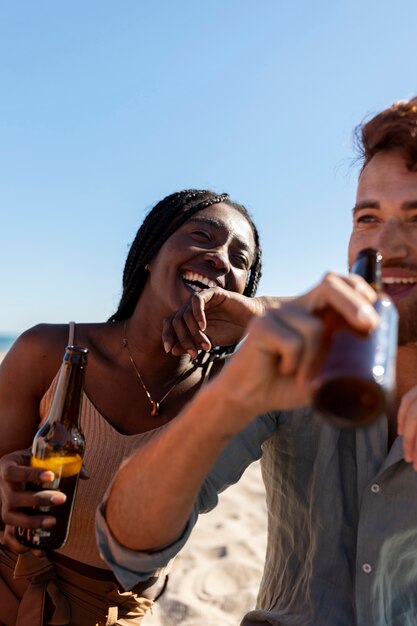 Freunde, die Spaß am Meer haben