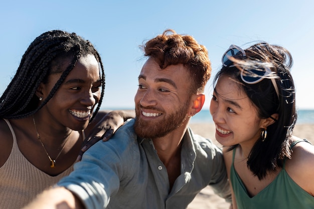 Freunde, die Spaß am Meer haben