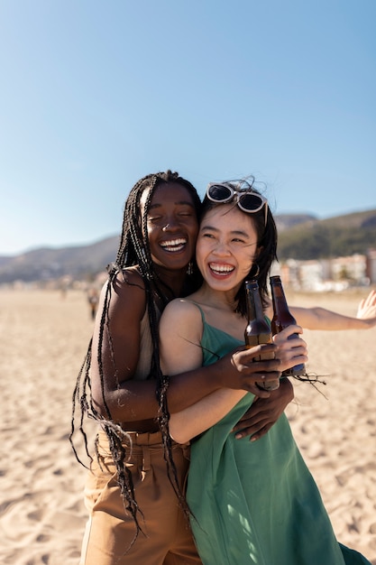 Freunde, die Spaß am Meer haben