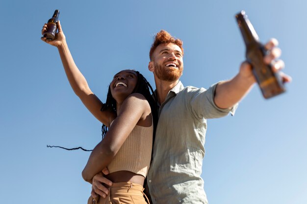 Freunde, die Spaß am Meer haben