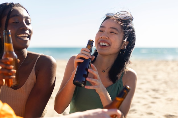 Freunde, die Spaß am Meer haben