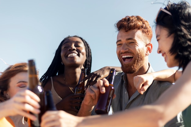 Freunde, die Spaß am Meer haben