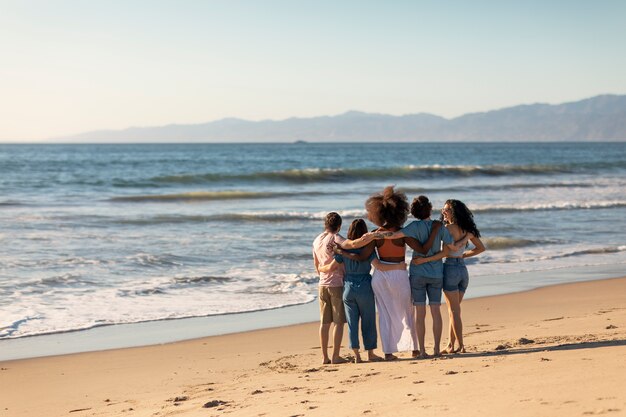 Freunde, die Spaß am Meer haben