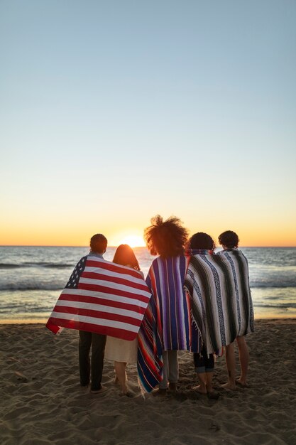 Freunde, die Spaß am Meer haben