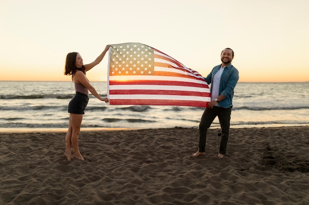 Freunde, die Spaß am Meer haben