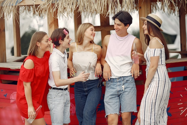 Freunde, die Spaß am Strand mit Getränken haben