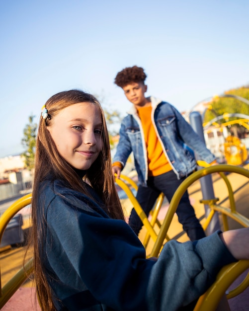 Kostenloses Foto freunde, die spaß auf dem spielplatz draußen haben