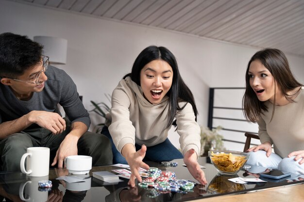 Freunde, die Spaß beim Pokern haben