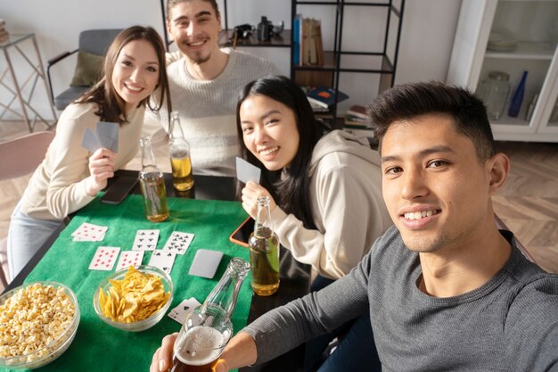 Freunde, die Spaß beim Pokern haben