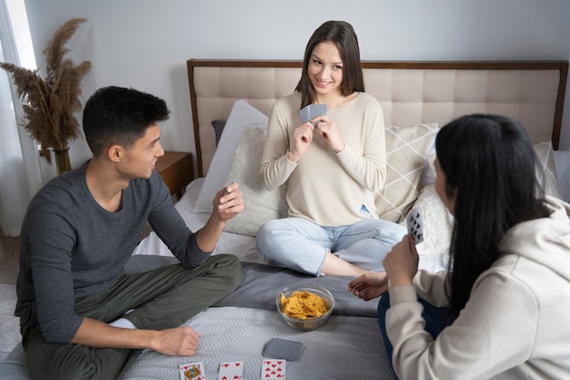 Kostenloses Foto freunde, die spaß beim pokern haben