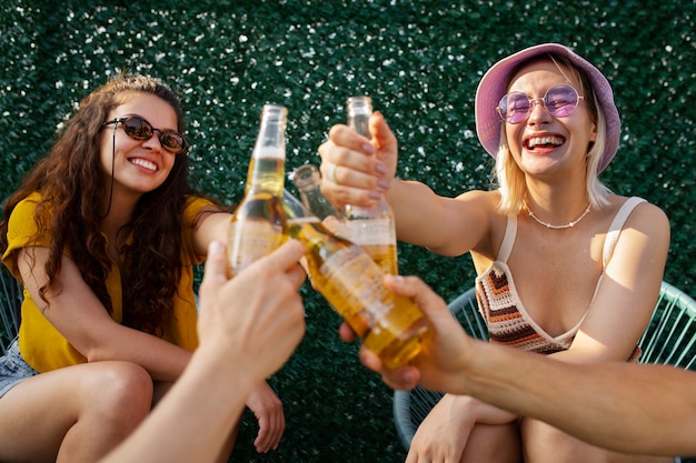 Kostenloses Foto freunde, die spaß haben und bierpong spielen