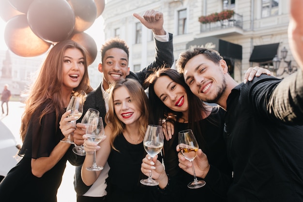 Kostenloses Foto freunde, die spaß haben und draußen champagner trinken