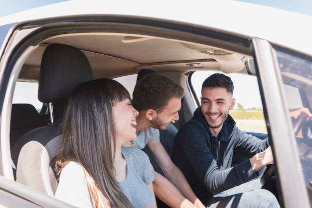 Freunde, die Spaß im Auto haben