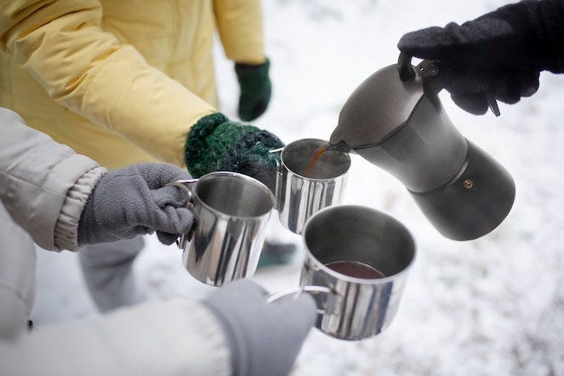 Kostenloses Foto freunde, die spaß in der wintersaison haben