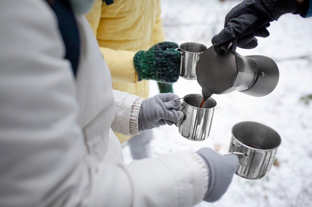 Freunde, die Spaß in der Wintersaison haben