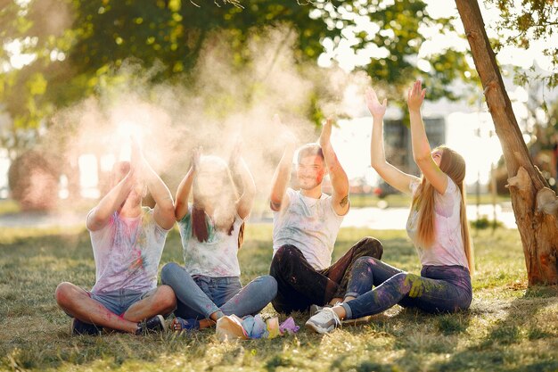 Freunde, die Spaß in einem Park mit Holi-Farben haben