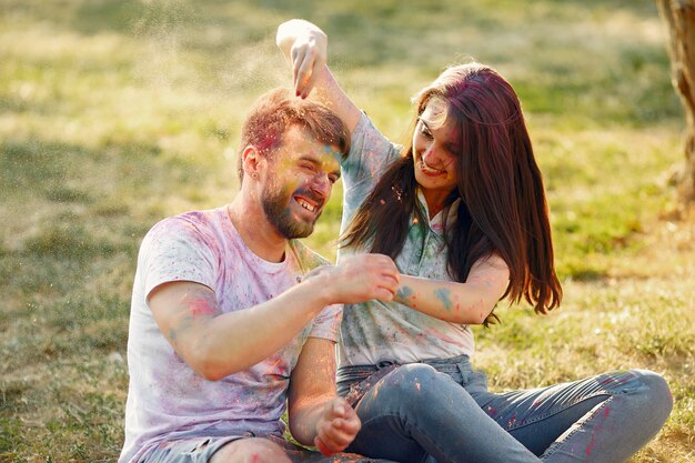 Freunde, die Spaß in einem Park mit Holi-Farben haben