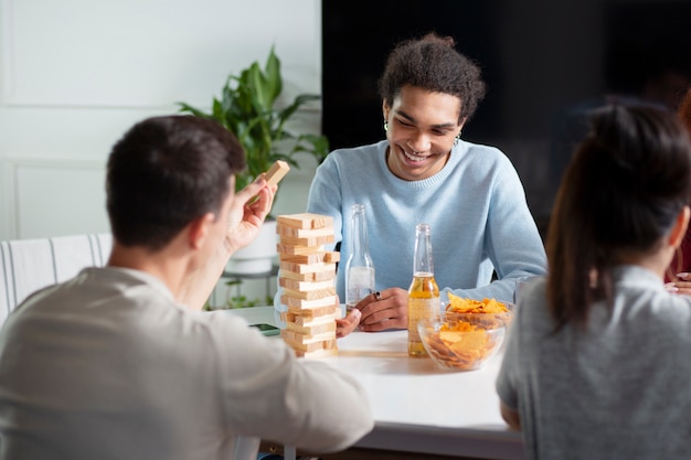 Freunde, die Spaß mit traditionellen Spielen haben