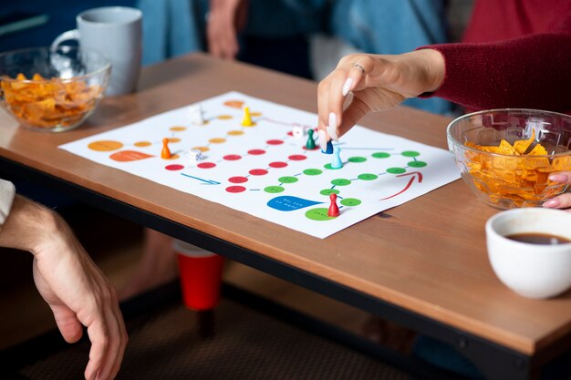 Kostenloses Foto freunde, die spaß mit traditionellen spielen haben