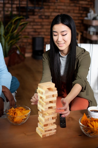 Freunde, die Spaß mit traditionellen Spielen haben