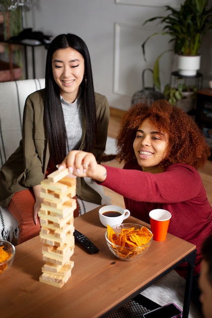 Freunde, die Spaß mit traditionellen Spielen haben