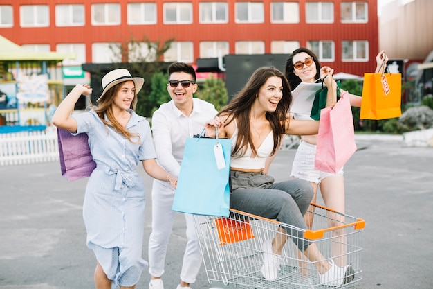 Kostenloses Foto freunde, die spaß nach dem einkauf haben