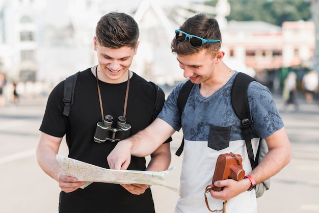 Kostenloses Foto freunde, die stadtplan erforschen