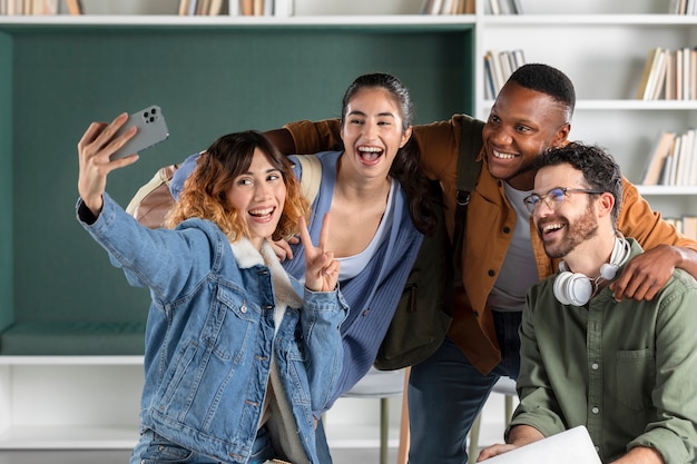 Freunde, die während der Lernsitzung ein Selfie machen