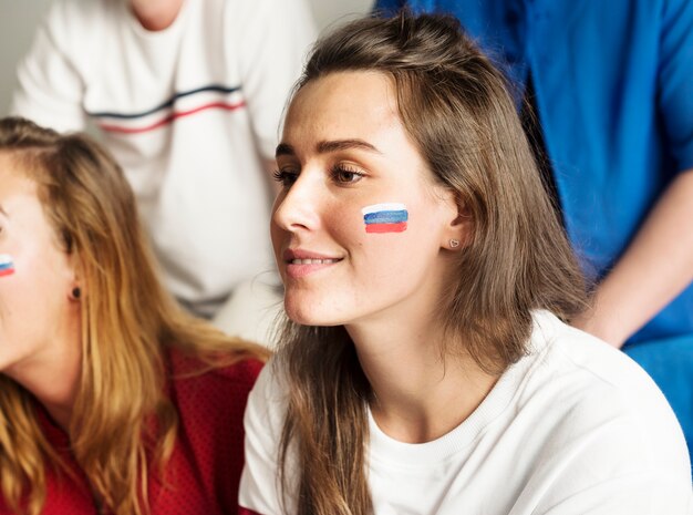 Freunde, die Weltmeisterschaft mit gemalter Flagge zujubeln