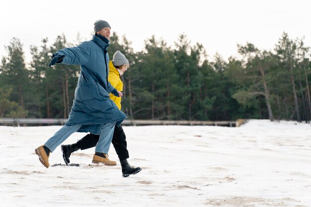 Freunde, die Winterreise genießen