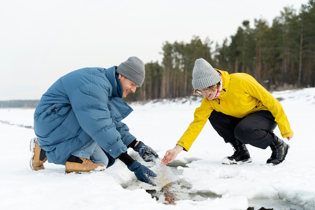 Freunde, die Winterreise genießen