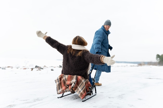 Kostenloses Foto freunde, die winterreise genießen