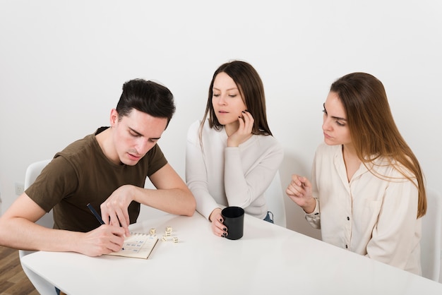 Kostenloses Foto freunde, die yahtzee spiel spielen