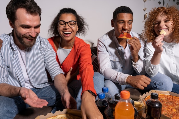 Freunde, die zu Hause eine überfüllte Party veranstalten