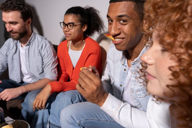 Freunde, die zu Hause eine überfüllte Party veranstalten