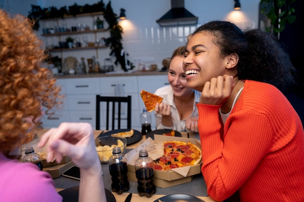 Freunde, die zu Hause eine überfüllte Party veranstalten