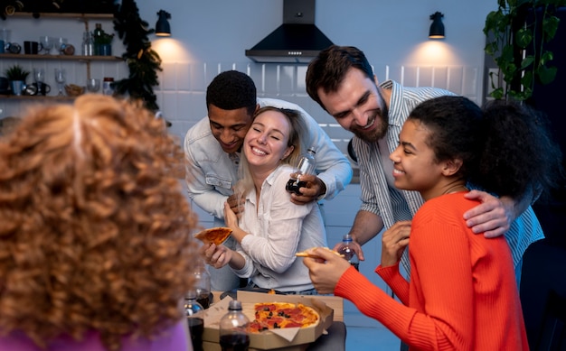 Freunde, die zu Hause eine überfüllte Party veranstalten