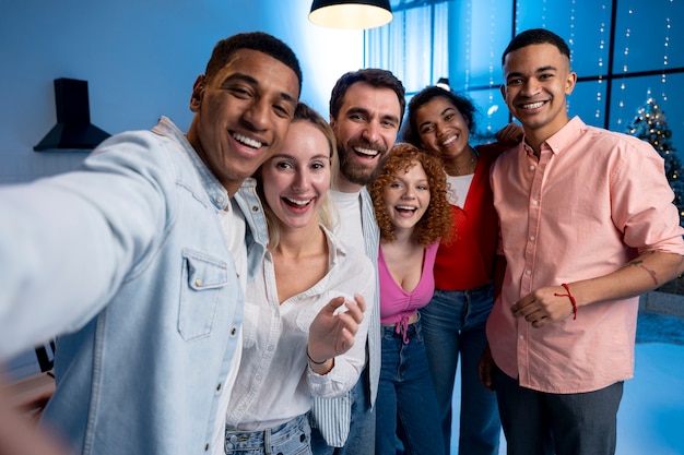 Kostenloses Foto freunde, die zu hause eine überfüllte party veranstalten