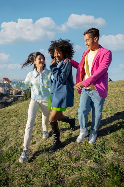 Kostenloses Foto freunde, die zusammen auf einem feld im freien spazieren gehen