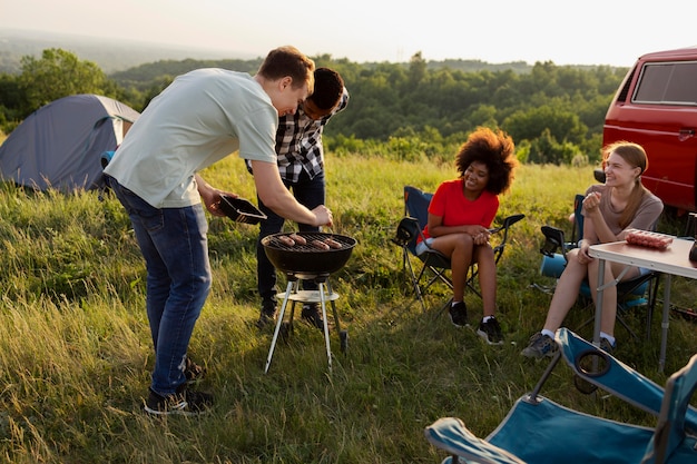 Freunde, die zusammen campen, voller Schuss